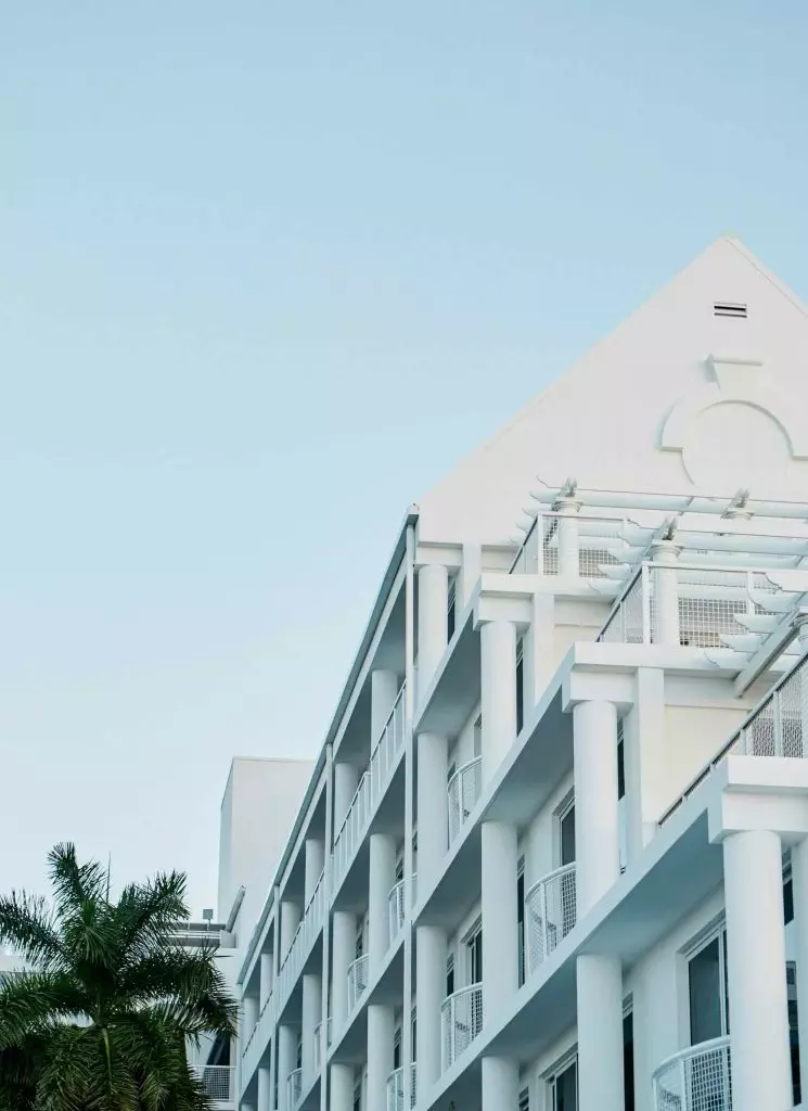 palm-heights-grand-cayman-beach-hotel-gabriella-khalil styl karaibskiej rezydencji z lat 70. 08