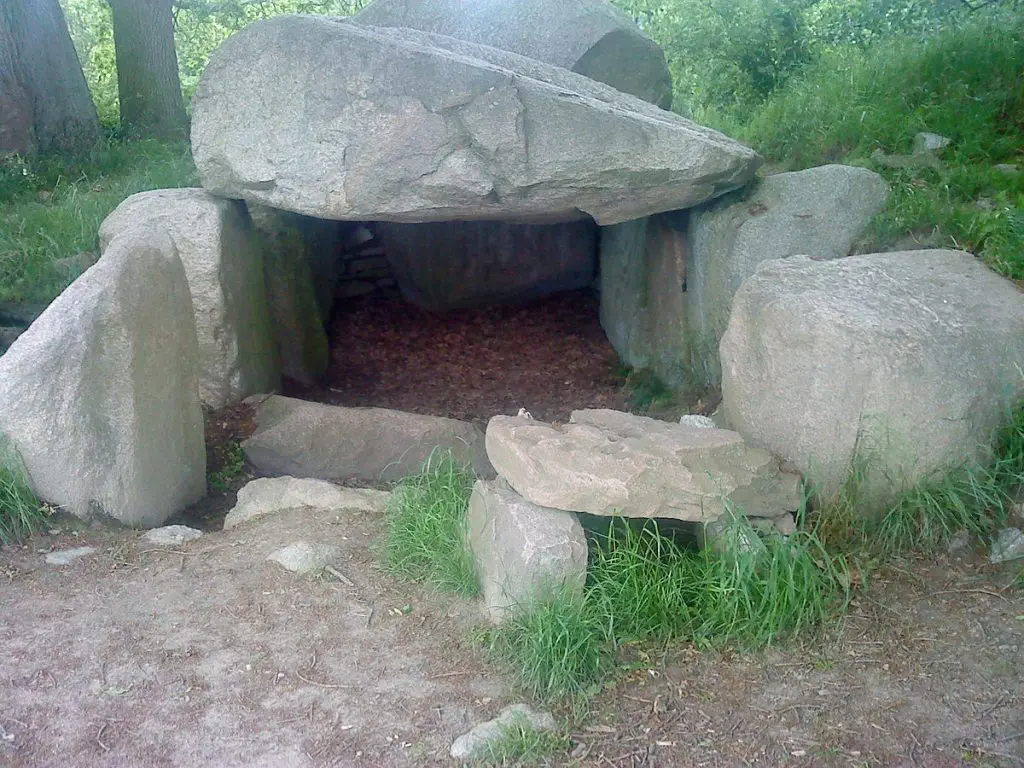 1200px-LG_Dolmen1
