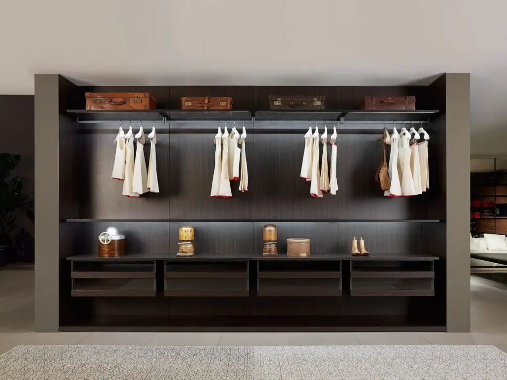 Między wieszakiem a garderobą – Boiserie, projekt: Piero Lissoni