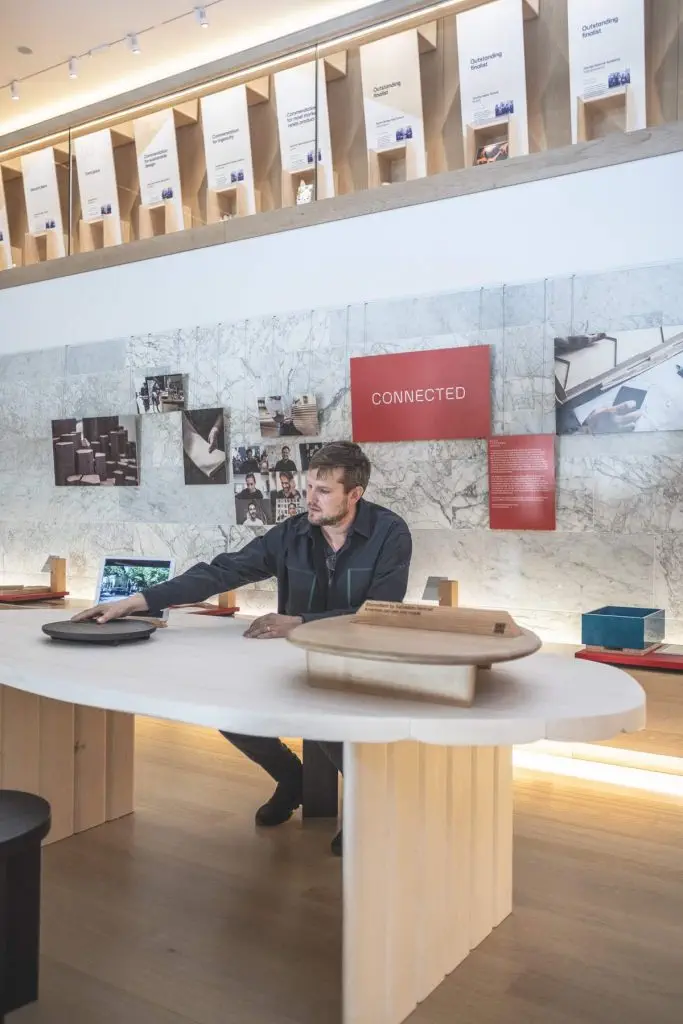 Connected exhibition_Sebastian Herkner with his piec_Stammtisch_American maple and red oak_credit David Cleveland muzeum designu w Londynie