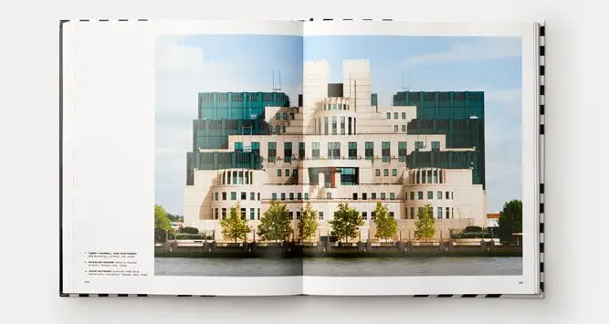 Postmodern Architecture- Less is a Bore, Owen Hopkins, Phaidon; Terry Farrell and Partners, SIS Building, London, Wielka Brytania, 1994 (str 124-125)