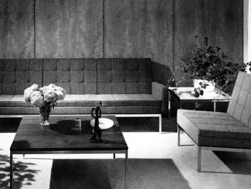Relaxed Sofa i stolik kawowy projektu Florence Knoll