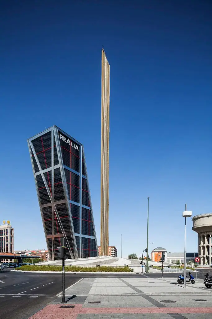 Santiago_Calatrava motion-madrid-obelisco-plaza-de-castilla © Barbara Burg + Oliver Schuh