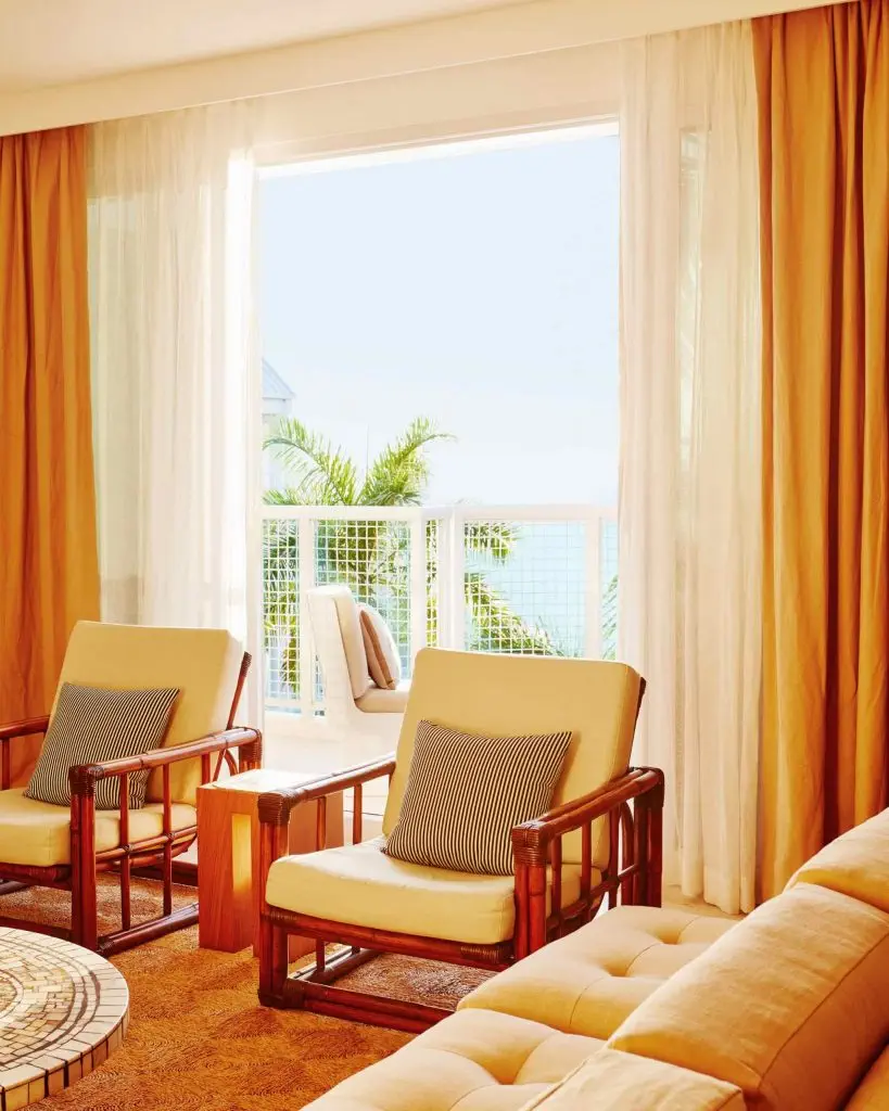 palm-heights-grand-cayman-beach-hotel-gabriella-khalil styl karaibskiej rezydencji z lat 70. 03