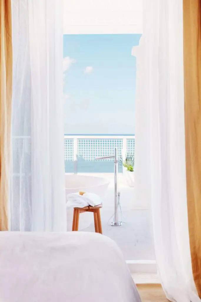 palm-heights-grand-cayman-beach-hotel-gabriella-khalil styl karaibskiej rezydencji z lat 70. 22